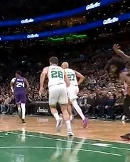 Worlds 2025赛程-杰伦-布朗向裁判抱怨领到技术犯规，目前17投仅5中砍下16分