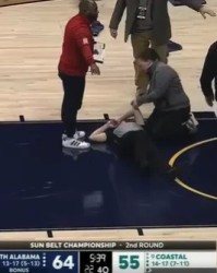 LOL世界赛日程-NCAA女篮爆发激烈冲突，一女裁判被球员击晕在地&amp;amp;8人被驱逐