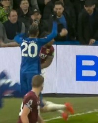 特劳雷公开致歉库库雷利亚，称冲突系一时冲动|马克·库库雷利亚|都留|本意|在场|道歉_新浪体育_新浪新闻