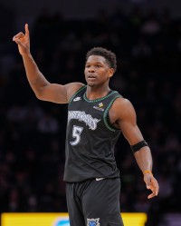 Worlds 2025赛程-攻防俱佳！爱德华兹半场13中8&amp;三分5中3 砍下21分并有4次抢断