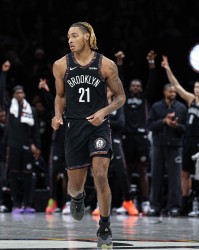 LOL世界赛日程-筐都要砸歪了！篮网半场投篮41中11&amp;三分20中3仅得到31分